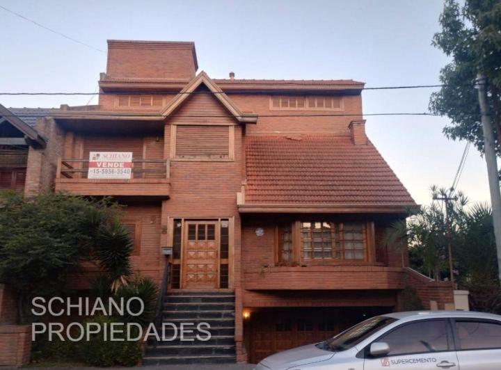 Casa · 320m² · 6 Ambientes · 4 Cocheras