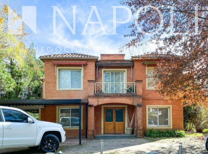 Casa · 235m² · 6 Ambientes · 2 Cocheras