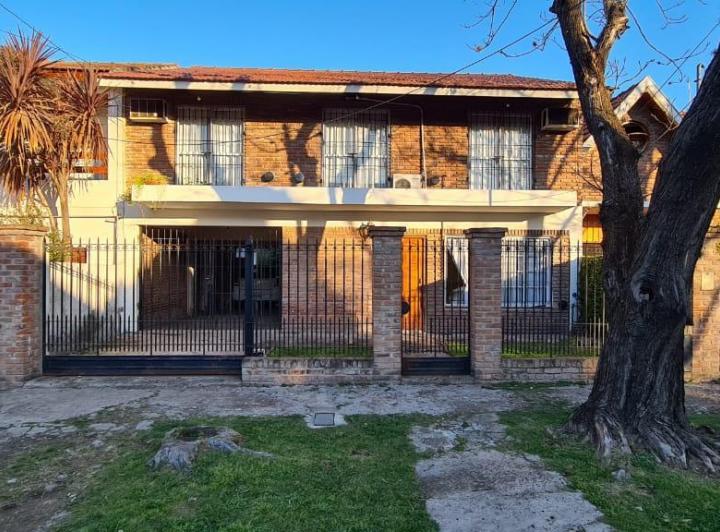 Casa · 1m² · 5 Ambientes · 3 Cocheras