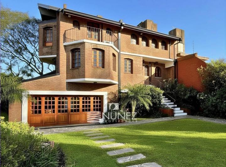 Casa · 366m² · 5 Ambientes · 5 Cocheras