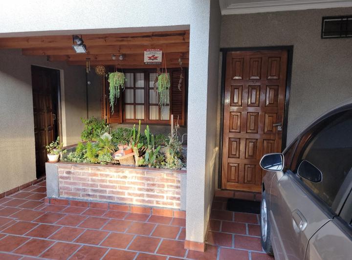 Casa · 300m² · 8 Ambientes · 3 Cocheras
