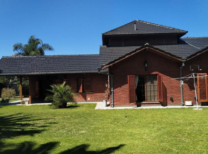 Casa · 200m² · 5 Ambientes · 2 Cocheras
