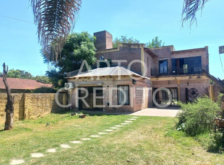 Casa · 244m² · 5 Ambientes · 4 Cocheras