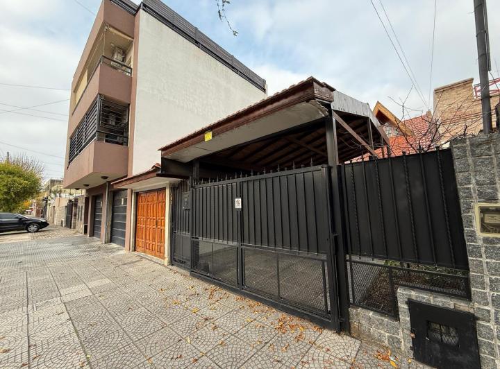 Casa · 200m² · 5 Ambientes · 3 Cocheras
