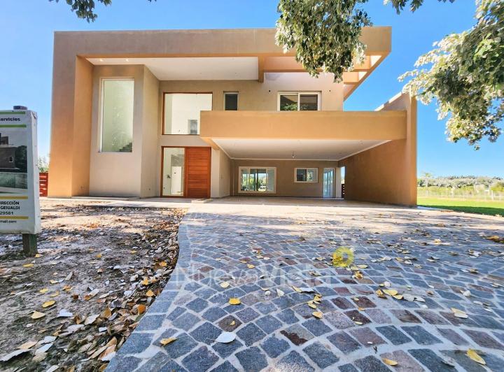 Casa · 230m² · 6 Ambientes · 2 Cocheras
