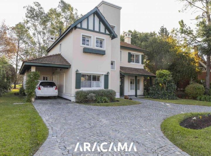 Casa · 205m² · 6 Ambientes · 1 Cochera