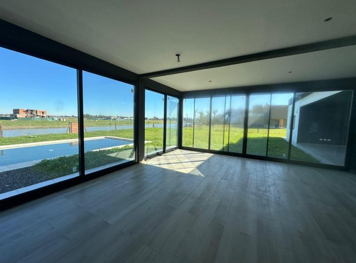 Casa · 240m² · 5 Ambientes · 2 Cocheras