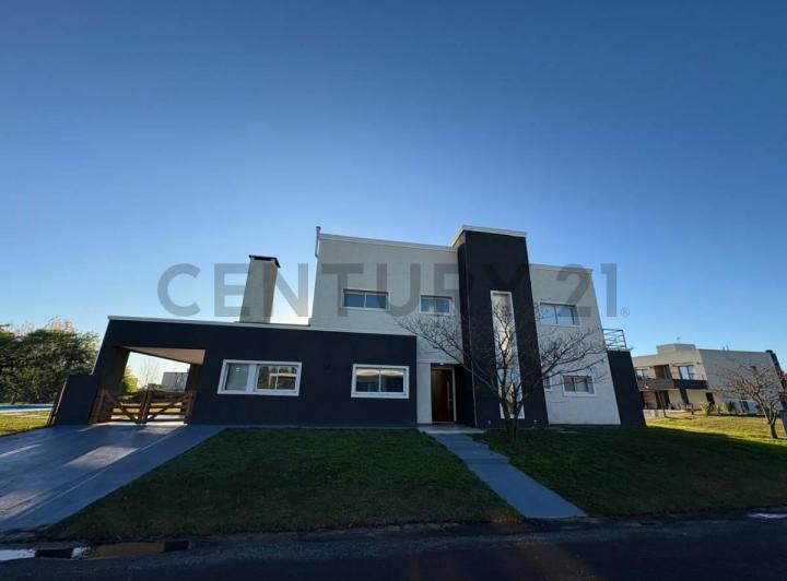 Casa · 242m² · 6 Ambientes · 2 Cocheras
