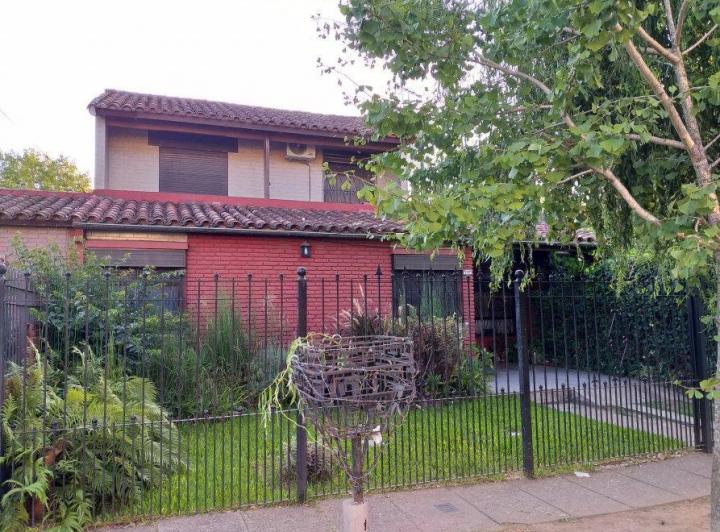 Casa · 130m² · 5 Ambientes · 2 Cocheras