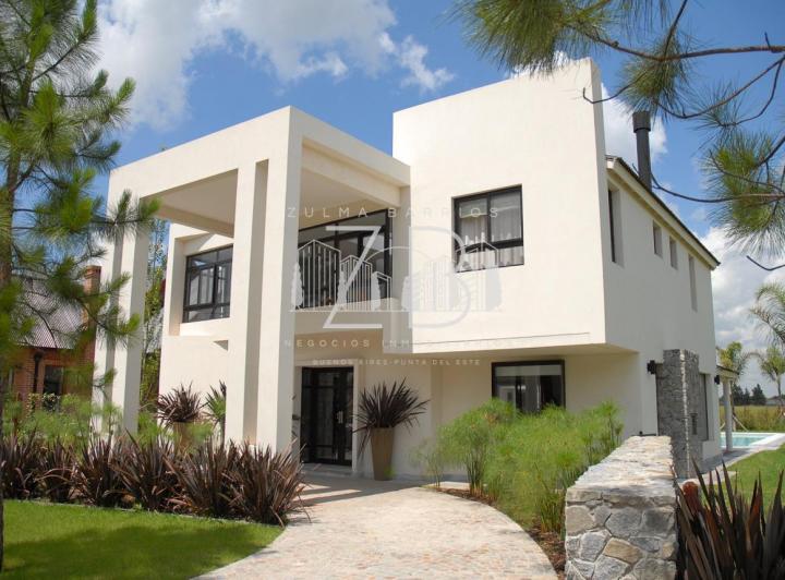 Casa · 200m² · 5 Ambientes · 2 Cocheras