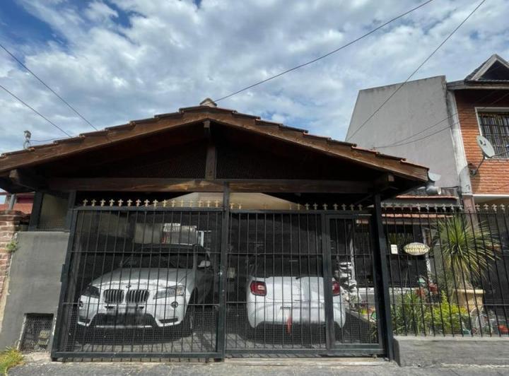 Casa · 250m² · 6 Ambientes · 2 Cocheras