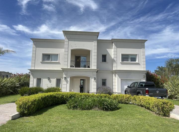 Casa · 953m² · 5 Ambientes · 2 Cocheras