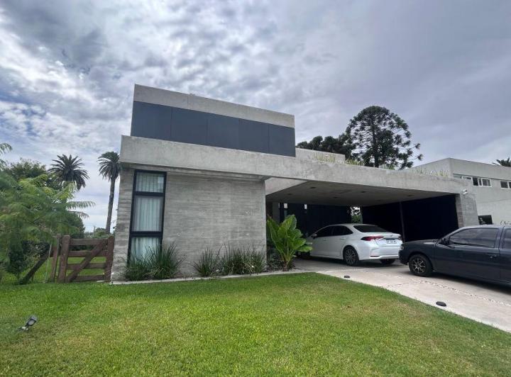 Casa · 220m² · 5 Ambientes · 4 Cocheras