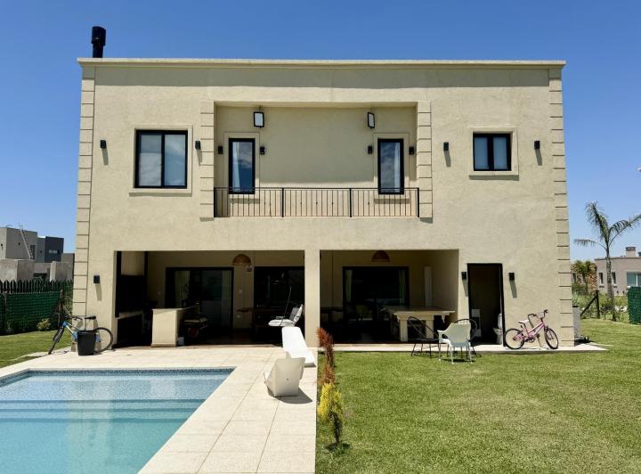 Casa · 250m² · 6 Ambientes · 2 Cocheras