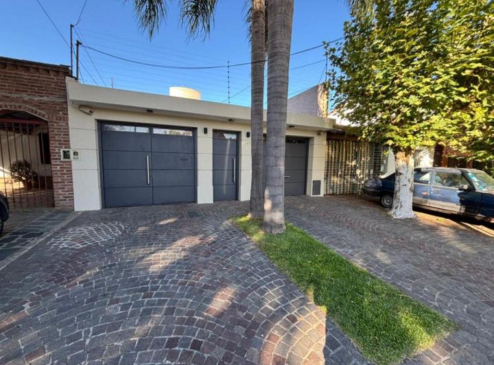Casa · 222m² · 5 Ambientes · 2 Cocheras