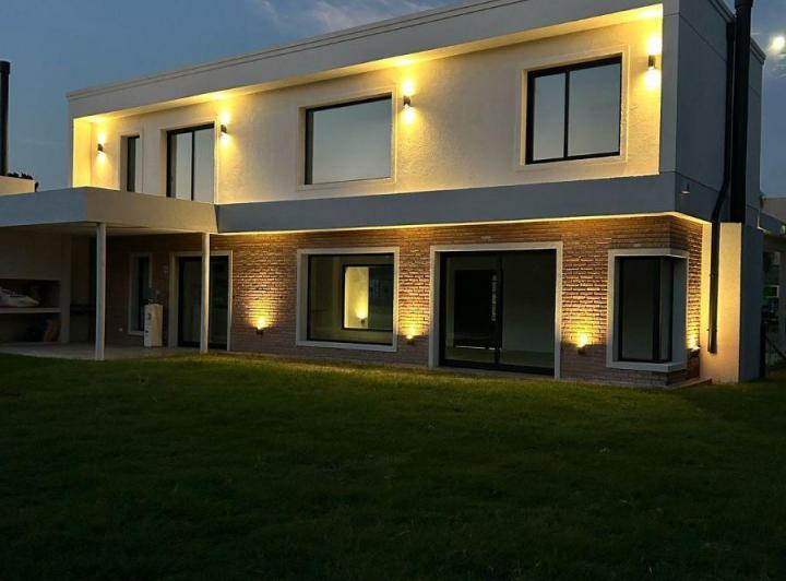 Casa · 160m² · 5 Ambientes · 2 Cocheras