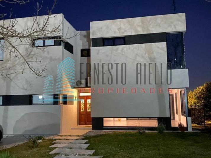 Casa · 279m² · 5 Ambientes · 2 Cocheras