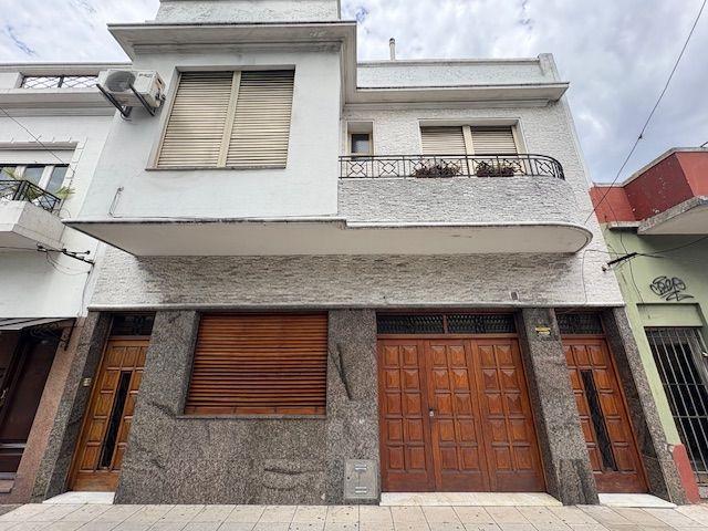 Casa · 304m² · 8 Ambientes · 1 Cochera