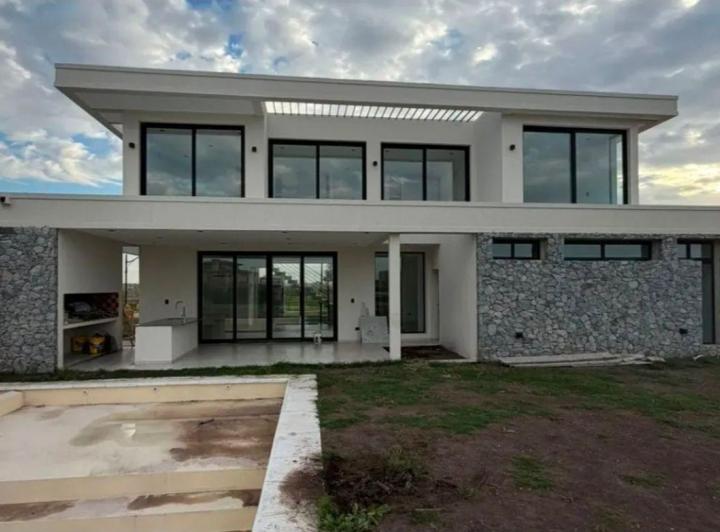 Casa · 275m² · 5 Ambientes · 2 Cocheras