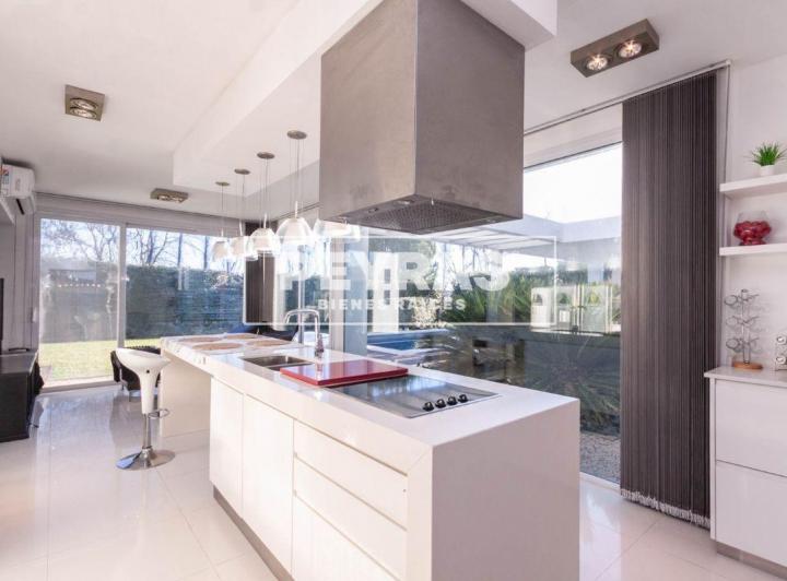 Casa · 301m² · 5 Ambientes · 2 Cocheras