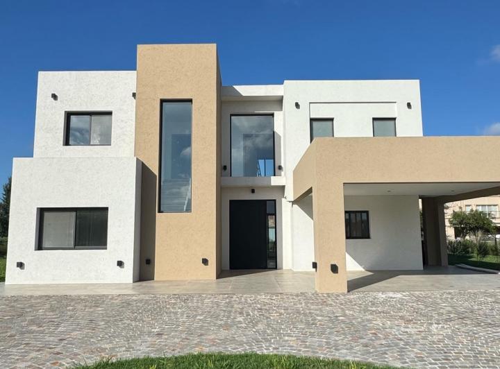Casa · 221m² · 5 Ambientes · 2 Cocheras