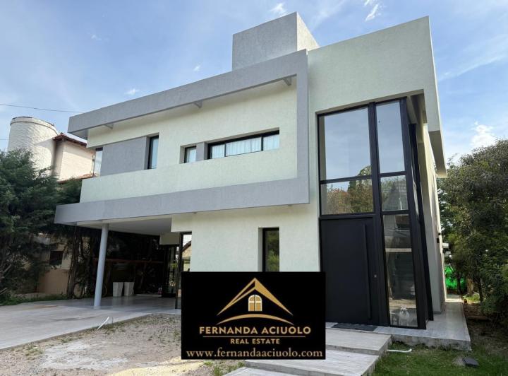 Casa · 375m² · 5 Ambientes · 2 Cocheras
