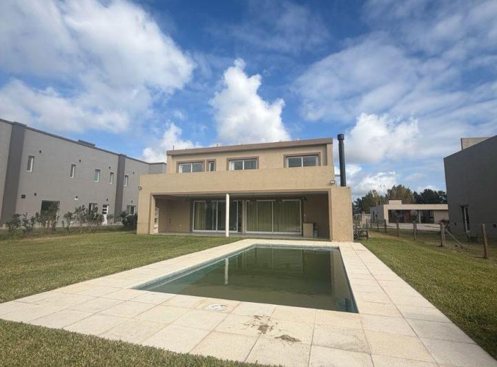 Casa · 220m² · 5 Ambientes · 2 Cocheras