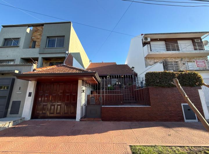 Casa · 180m² · 6 Ambientes · 2 Cocheras