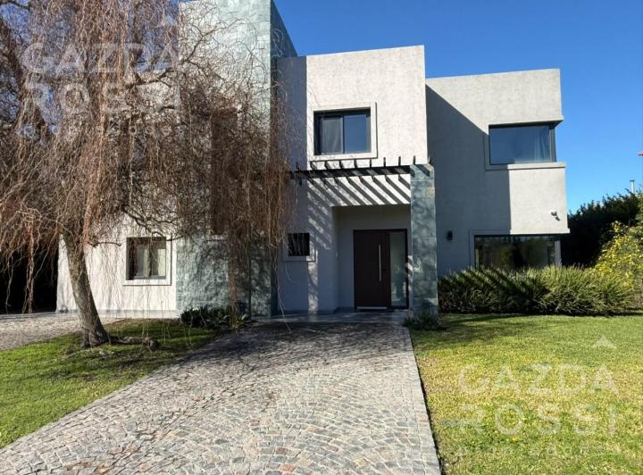 Casa · 214m² · 6 Ambientes · 3 Cocheras