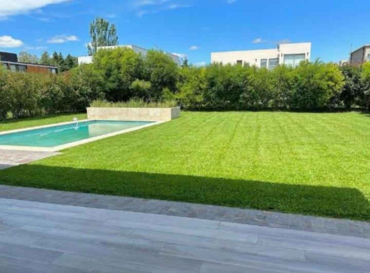 Casa · 220m² · 5 Ambientes · 2 Cocheras