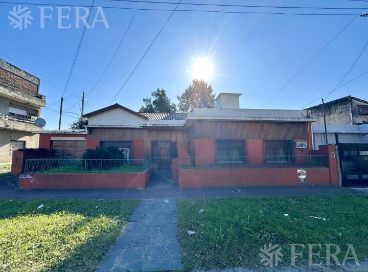 Casa · 213m² · 6 Ambientes · 1 Cochera