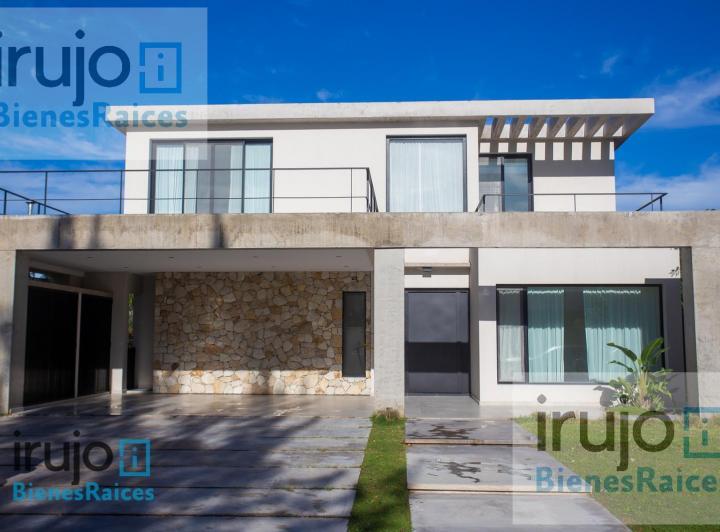 Casa · 239m² · 5 Ambientes · 2 Cocheras