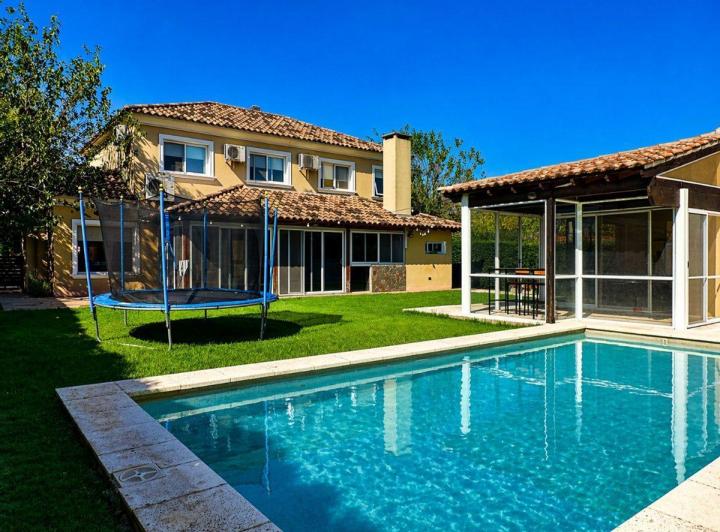 Casa · 262m² · 5 Ambientes · 2 Cocheras