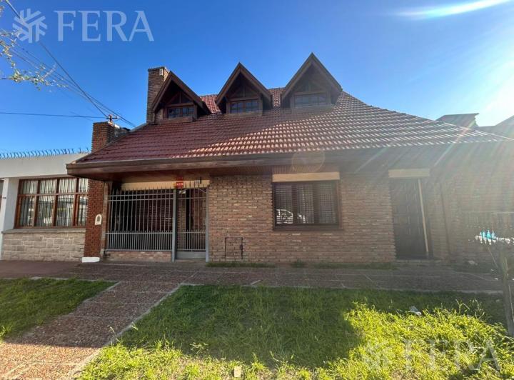 Casa · 321m² · 6 Ambientes · 1 Cochera