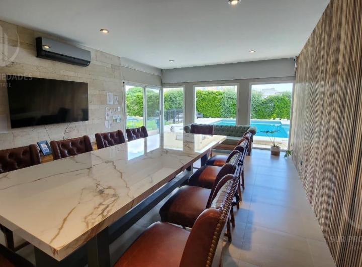 Casa · 400m² · 5 Ambientes · 2 Cocheras