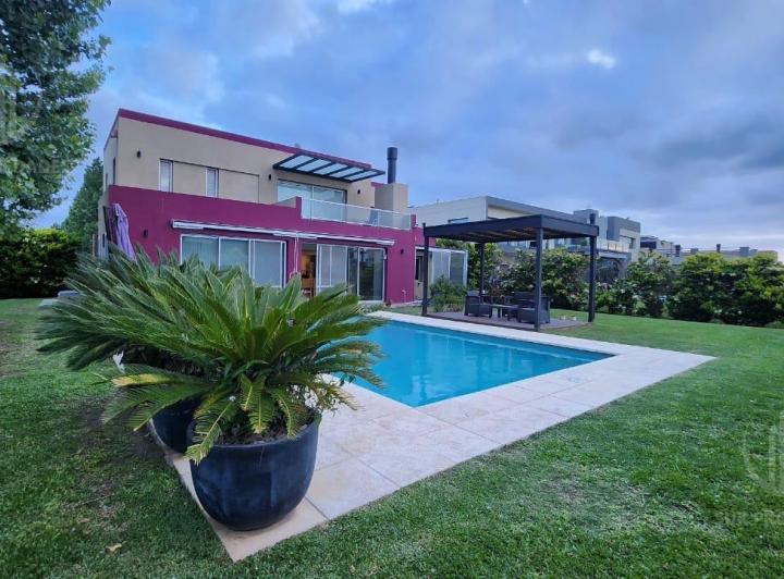 Casa · 241m² · 5 Ambientes · 2 Cocheras