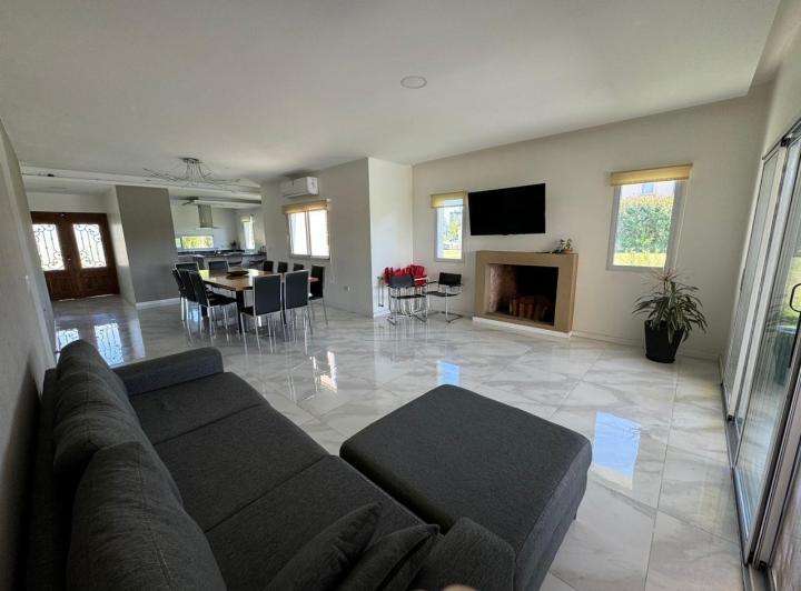 Casa · 200m² · 5 Ambientes · 1 Cochera