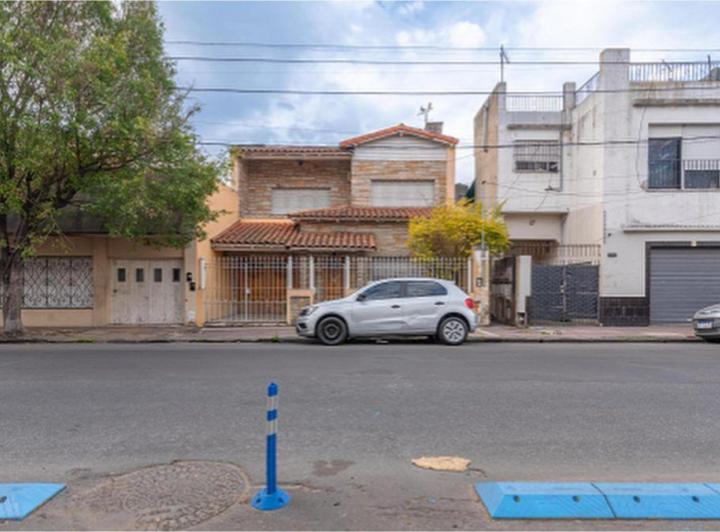 Casa · 202m² · 6 Ambientes · 1 Cochera