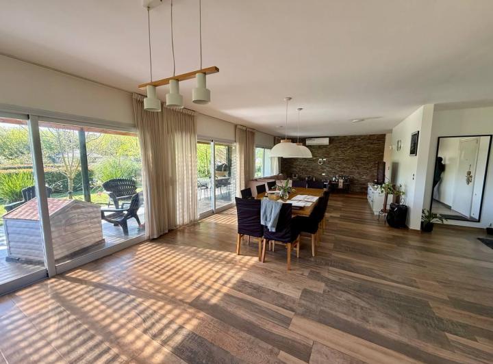 Casa · 560m² · 5 Ambientes · 4 Cocheras
