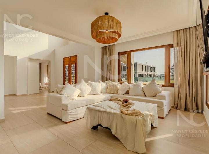Casa · 568m² · 6 Ambientes · 3 Cocheras