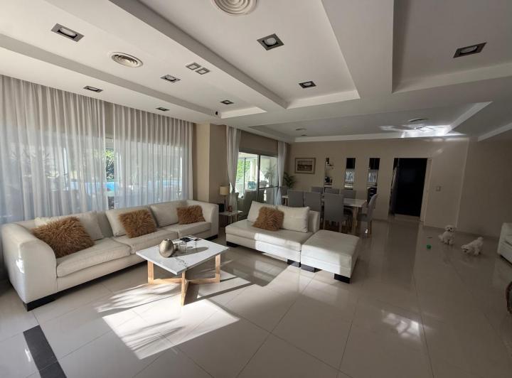 Casa · 380m² · 5 Ambientes · 6 Cocheras