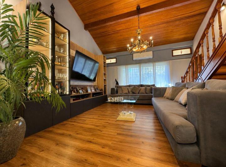 Casa · 230m² · 6 Ambientes · 3 Cocheras
