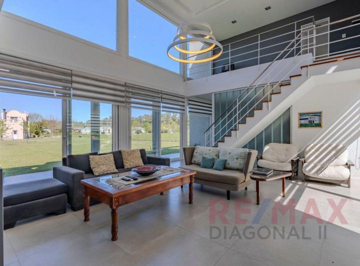 Casa · 350m² · 7 Ambientes · 1 Cochera