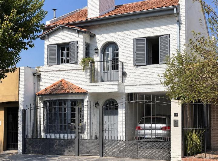 Casa · 220m² · 5 Ambientes · 2 Cocheras