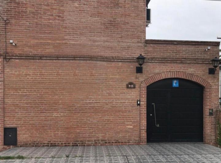 Casa · 250m² · 6 Ambientes · 2 Cocheras