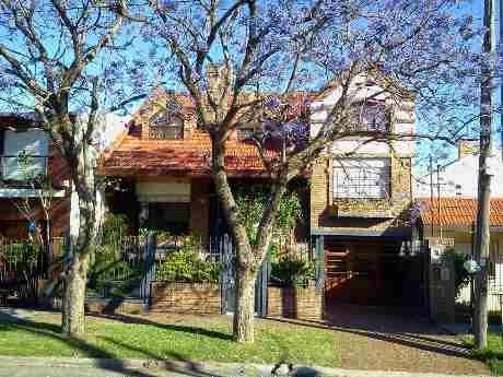 Casa · 330m² · 7 Ambientes · 2 Cocheras