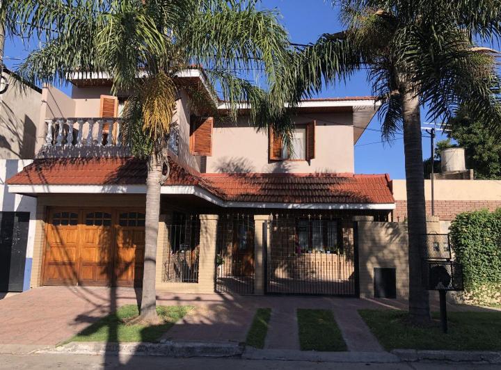 Casa · 210m² · 5 Ambientes