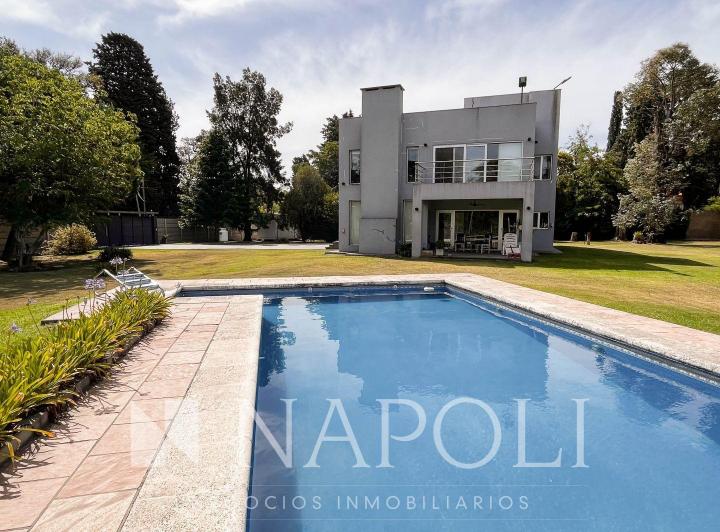 Casa · 250m² · 6 Ambientes · 1 Cochera