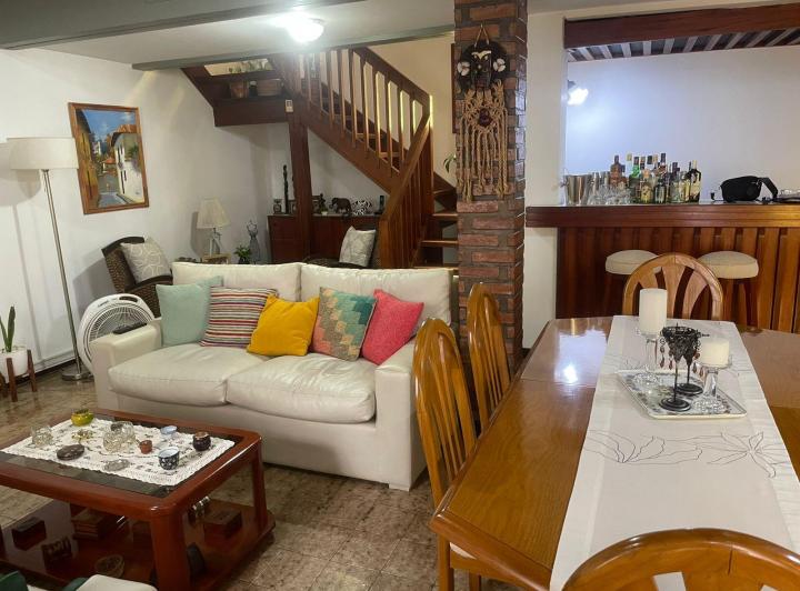 Casa · 160m² · 5 Ambientes · 1 Cochera