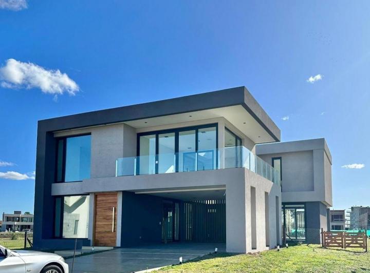 Casa · 416m² · 5 Ambientes · 2 Cocheras